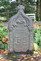 Carsten Anker (1747-1824) er gravlagt bak Eidsvollsbygningen. Grava ble 1902 flytta fra Biri. Foto: Harry Wad (2006).