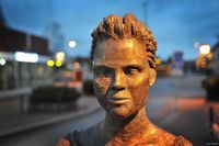 Byste av Charlotta Berg (1797–1856) i Storgatan. Laget av Pekka Söderberg (1995). Foto: Roy Olsen (2015).