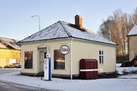 Charlottenberg, gammel Esso-stasjon i Skolgatan. «C.J. Magnussons Esso-mack». Foto: Roy Olsen (2014).