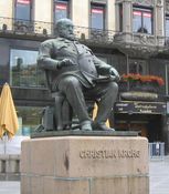 Statuen av Christian Krohg på Stortings plass fotografert i 2005. Den ble flyttet litt på i forbindelse med oppgradering av plassen til 1905-jubileet. Foto: Stig Rune Pedersen