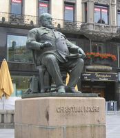 Statuen av Christian Krohg på Stortings plass, fotografert i 2005. Den ble flyttet litt på i forbindelse med oppgradering av plassen til 1905-jubileet. Foto: Stig Rune Pedersen