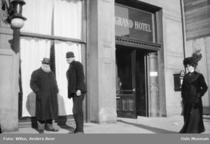 Christian Krohg på Karl Johans gate Wilse 1904 OB.A01115.jpg