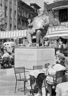 Statuen på Stortings plass, «Dasslokket», ble satt opp i 1960. Foto: Ukjent