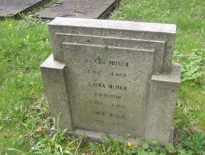 Christian Laura og Sofie Munch gravminne.jpg