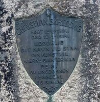 Nærbilde av plakett på Christian Skredsvigs gravminne. Foto: Stig Rune Pedersen