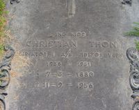 Gravminnet til Christian Thon, direktør for jernverket 1938-51. Foto: Stig Rune Pedersen