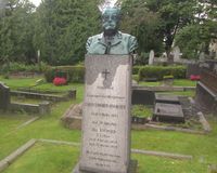 Eksempel på gravminne med byste: Statsråd Christopher Knudsen på Bragernes kirkegård i Drammen. Foto: Stig Rune Pedersen