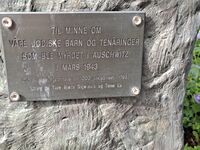 Plakett på statue av Cissi Klein på Museumsplass, Trondheim. Foto: Eva Rogneflåten (2021)