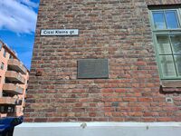 Huset der Cissi bodde, der en plakett er satt opp og snublesteiner er lagt ned rett utenfor. Foto: Eva Rogneflåten (2021)