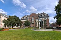 Museumsplass sett mot Cissi Kleins gate og huset der Cissi Klein bodde. Foto: Eva Rogneflåten (2021)