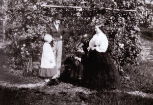 Claus pavels riis med kona maja og døtrene.jpg