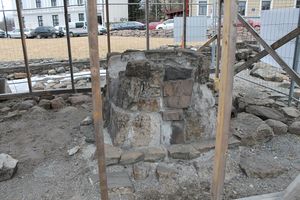 Clemenskirken pilar i midten av skipet.JPG