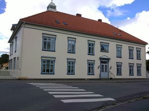 Colin Archers gate 8 (Larvik).jpg