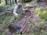 Rester av 5-6 containere er fortsatt å finne rundt i terrenget.