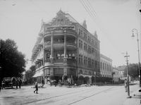 Theatercaféen og Hotel Continental slik Cock anla disse, på et bilde fra 1920, med Brødrene Hals' pianofortefabrikk og konsertlokale ovenfor Foto: Narve Skarpmoen