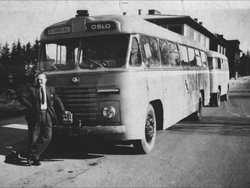 De Blå Omnibusser med tilhenger fotografert i Strømmen 1952. Kilde: MiA.