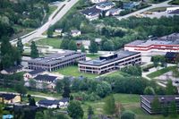 Bygningane på det som var DH-skulen før 1994: Ivar Aasen (1972) til venstre og Hans Strøm (1980).