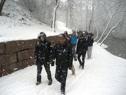 Den kulturelle skolesekken spaserer på Sagstien under vinterlige forhold 4. mai 2010.