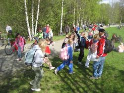 Første del av Sagstien gjennom Mølleparken ble ferdig i 2004. Her er Den kulturelle skolesekken på besøk i mai 2007. Da var ingen sag eller kvern kommet på plass ennå.