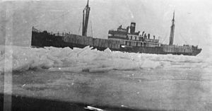 DS Astra frose inne i isen ved Leningrad 1934.jpg