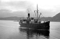 DS «Kværnes» på veg inn til Fuglvågen i Imarsundet. Foto: ukjent (ca. 1935–1940).