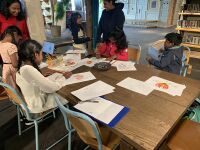 Flere barn brukte tid ved fargeleggingsstasjonen. Foto: Mathushiya Pirabaharan.