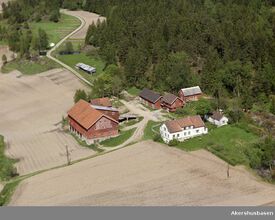Dal gård ligger vest for Gjersjøen. Foto: Widerøesamlingen (1965)
