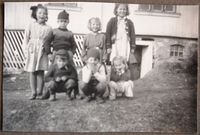 Bak fra venstre: Åse Skogli, ukjent, Liv Skogli, Ragnhild Fløttum. Foran fra venstre: Jan Fløttum, muligens Trond Skogli, Eva Skogli. Foran den gamle hovedbygningen på Dalborgen. Ukjent fotograf, cirka 1952