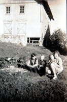 Fra venstre: Jan Fløttum, Tor Overn, Bjørn Overn, Ragnhild Fløttum. Kalkuner og barn foran stabburet på Dalborgen. Ukjent fotograf, cirka 1952