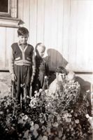 Fra venstre: Jan Fløttum, Tor Overn, Ragnhild Fløttum med Bjørn Overn på fanget foran den gamle hovedbygningen på Dalborgen. Ukjent fotograf, cirka 1955.