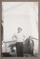 Johan og Ragnhild Fløttum foran den gamle hovedbygningen på Dalborgen. Muligens Liv Skogli i bakgrunnen. Fotograf ukjent, cirka 1952