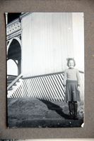 Ragnhild Fløttum foran den gamle hovedbygningen på Dalborgen.Fotograf ukjent, cirka 1952