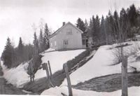 Huset Dalhaug, som ligger ved dalen som skiller Askjum og Kallrustad. Helge bygde huset etter at Nordlivegen sto ferdig.