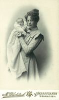 252. Dame med baby (M Gleditsch, Christiania).jpg