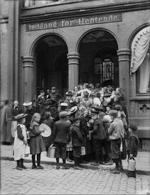 Kø av barn utenfor Christiania Dampkjøkken. Foto: Anders Beer Wilse/Oslo Museum (1903).