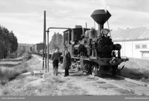 Damplokomotiv nr. 5 tar vann.jpg