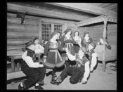 Folkedans i stua fra Setesdal. Foto: Nasjonalbiblioteket