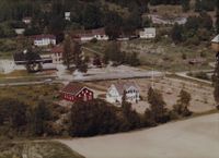 Darbu skole i 1965. Bakerst er et lokaltog på Sørlandsbanen.
