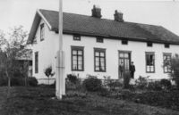 Darbu skole omkring 1910. Mennene på trappa er lærer Herbrand Bjerkeseth og hans sønn.