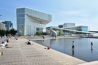 Deichman Bjørvika og Operaen med Dronning Eufemias gate og Operagata.jpg