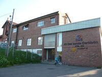 Den norske Eterfabrikk mens den lå i Eterveien. Foto: Bruker:NorwegianMarcus (2008).