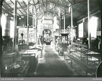 Fra en av utstillingshallene. Foto: Ludwik Szacinski De Ravicz/Oslo Museum (1883).