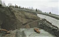 Desember 2003: Maskinene fyller masse over miljøtunnelen.