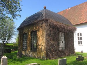 Det Holterske gravkapell Skjeberg kirke.JPG