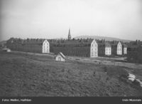 et Rivertzke boligkompleks noen få år etter at det sto ferdig. I forgrunnen Geitmyra skolehage. Foto: Halfdan Møller (1915-1916)