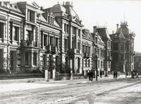 Det engelske kvarter sett fra plassen mot vest. Nasjonalbiblioteket skimtes i høyre bildekant. Foto: Riksantikvaren (1889).