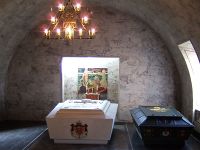 Det kongelige mausoleum på Akershus slott. Her hviler Haakon VII og hans hustru Dronning Maud. I den grønne sarkofagen hviler Olav V og hans hustru Kronprinsesse Märtha.