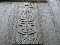 Detalj fra vegg med årstallet 1697 og monogrammet til Christian V, Rollag stavkirke. Foto: Stig Rune Pedersen