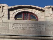 Detalj fra fasade på den opprinnelige Regjeringsbygningen: Teksten «Ja vi elsker dette landet». Foto: Stig Rune Pedersen (2014)