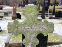 Sitat fra salmen Kjærlighet er lysets kilde med tekst av Grundtvig (1853), Vår Frelsers gravlund. Foto: Stig Rune Pedersen